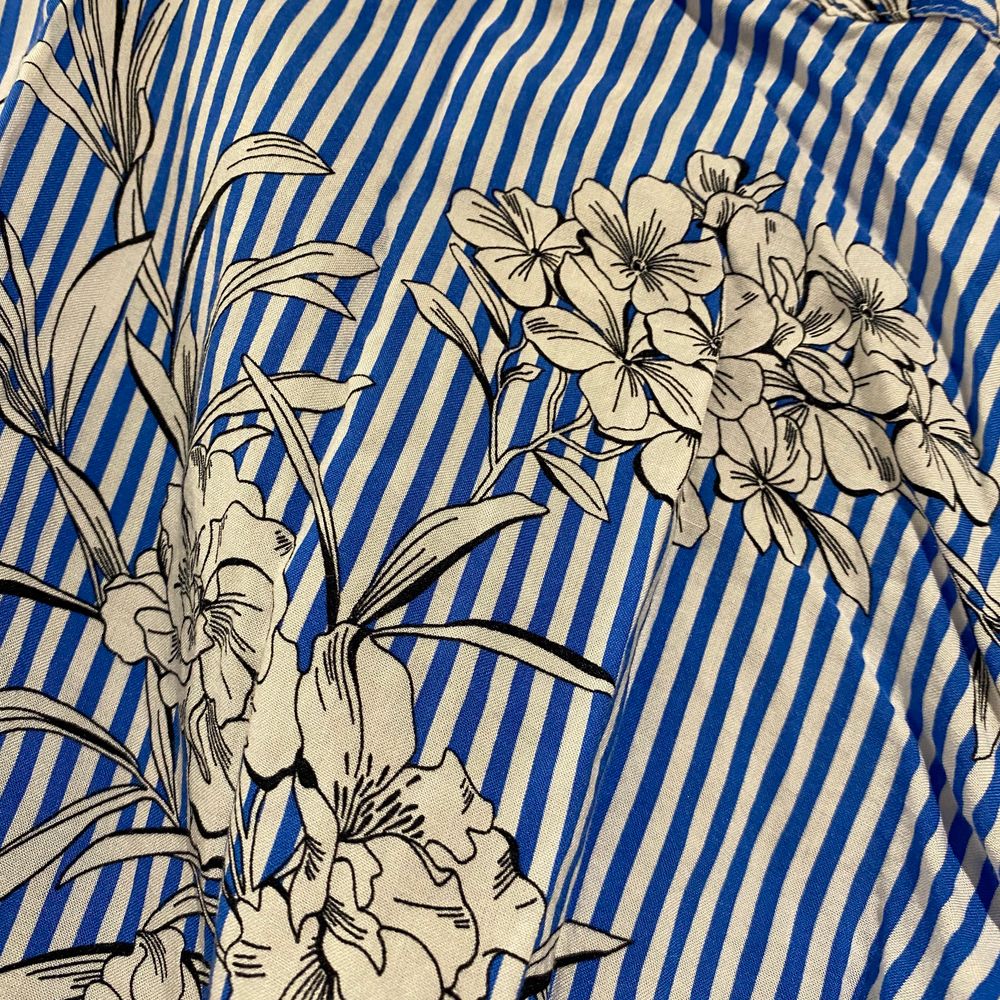 Mönstrad blus från Zara, säljes pga att den inte längre passar mig. . Blusar.