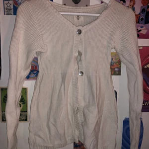 L.O.G.G stickad kofta - Vit stickad kofta från L.O.G.G, slim passform.