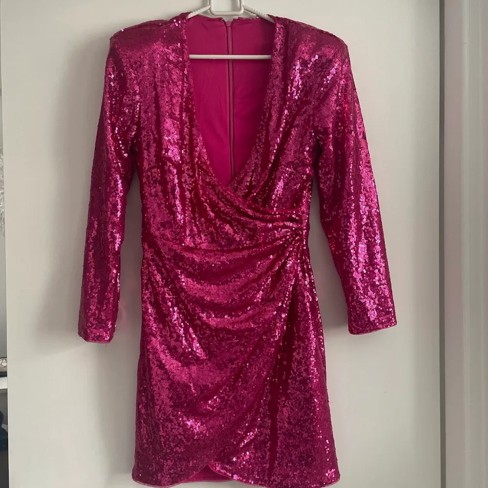 Väldigt fin rosa klänning från Nelly. Tror den är helt slutsåld. Väldigt bra skick eftersom den bara är använd under ett tillfälle.  Storlek 36.  Säljer för 330kr+frakt.  #nelly. Klänningar.