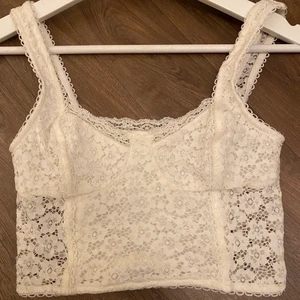 topp - säljer en jättefin topp från urban outfitters! står M som storlek men jag skulle uppskatta storleken som xs/s. bysten är ganska liten så det kan vara värt att tänka på! köparen står för frakten. säljer då den tyvärr är alldeles för liten för mig💗 (obs. tredje bilden är lånad)