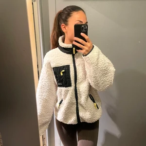 Teddy kofta/jacka  - Använd Max 2 gånger men kommer inte längre till användning 