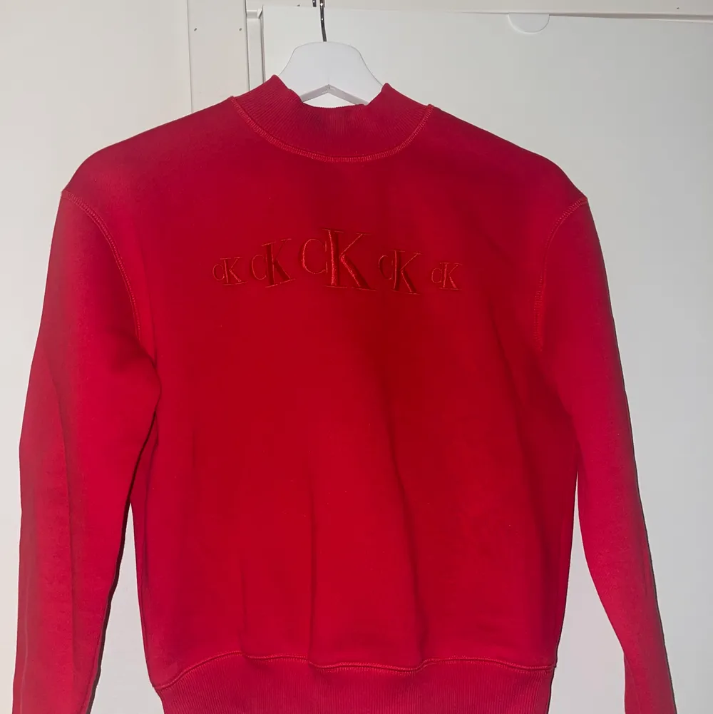 Röd Calvin Klein sweatshirt. Så så fin men har inte kommit till användning, så den är helt ny. I storlek M men passar S och L också.  Köpt i somras. Nypris 1299:-. Säljer för 500, kan diskutera priset vid snabb affär. Finns i Helsingborg men kan frakta. ❤️. Tröjor & Koftor.