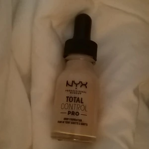 Nyx total control pro drop foundation - Nyx total control pro drop foundation i shade light ivory. Har inte orginella paketet men den är också oanvänd. 