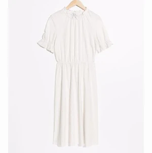 Helt ny klänning från &Other Stories  - Säljer denna populära och slutsålda sommardrömmen från &Other Stories. Helt ny och oanvänd (lappen kvar) perfekt till ex. student och avslutning. Superfint fall och mönster på klänningen och normal i storleken. Säljer tyvärr då jag hade en annan på min egna student och behöver rensa ut. Nyinköpt för 690 kr.💗💗