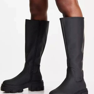 Stövlar från asos  - Nästintill helt nya stövlar från asos! Har ba använt de 2-3 gånger då de är lite stora för mig. De är storlek 37 o jag har vanligtvis 36-37, så skulle snarare säga att de passar en 37-38! Nypris var 500kr, mitt pris är 300kr. Skickar gärna egna bilder vid intresse!💕💕