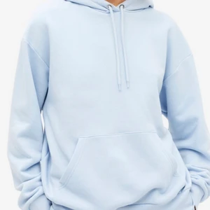 Blå hoodie - En superfin himmelsblå hoodie från monki. Säljer eftersom den är förstor för mig. Frakt tillkommer!