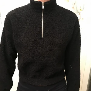 Svart teddy zip-up - Croppad svart teddy zip-up i strl XS! 💓💓 skriv för frågor!