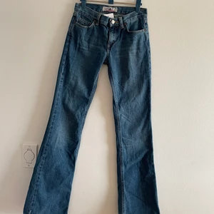 Lågmidjade jeans - Säljer dessa fina, låg/mid-waisted jeans köpta second hand men som tyvärr är för små för mig :(. Väldigt fina, snygg färg och snygga bakfickor! Straight/flare modell och passar på en w26l33 (lågmidjat mått mätt). Kan mötas upp i Lund eller skicka mot fraktkostnad 💗💗💗 (ifall är många intresserade kan det bli budgivning)