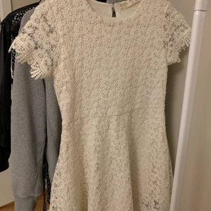 Vit spetsklänning från Zara - Storlek 11-12 år, 152. Kort modell i fodrad spets. Fin till skolavslutning.