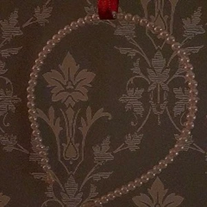 Ett fint pärl diadem💕 - Ett pärl diadem🤍 Bra skick! Köpte det för 200kr och säljer det för 50kr + frakt❤️