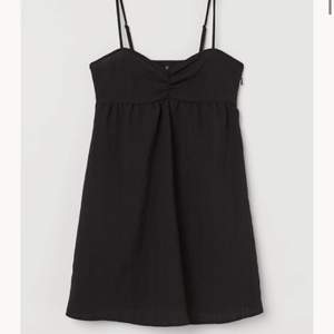En söt svart klänning som är perfekt till sommaren. Säljer då jag har en liknande klänning. 🌸Köparen står för frakt🌸