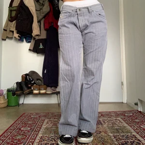 Disel Jeans - Säljer ett par Disel jeans i en grå Randig färg, riktigt snygga men använder inte längre. Storlek 31, M enligt mig:) jag är 163cm och de passar mig i längden, men de är förstora i midjan så har gjort knapp tricket! Kan skickas mot fraktkostnad på 66kr 