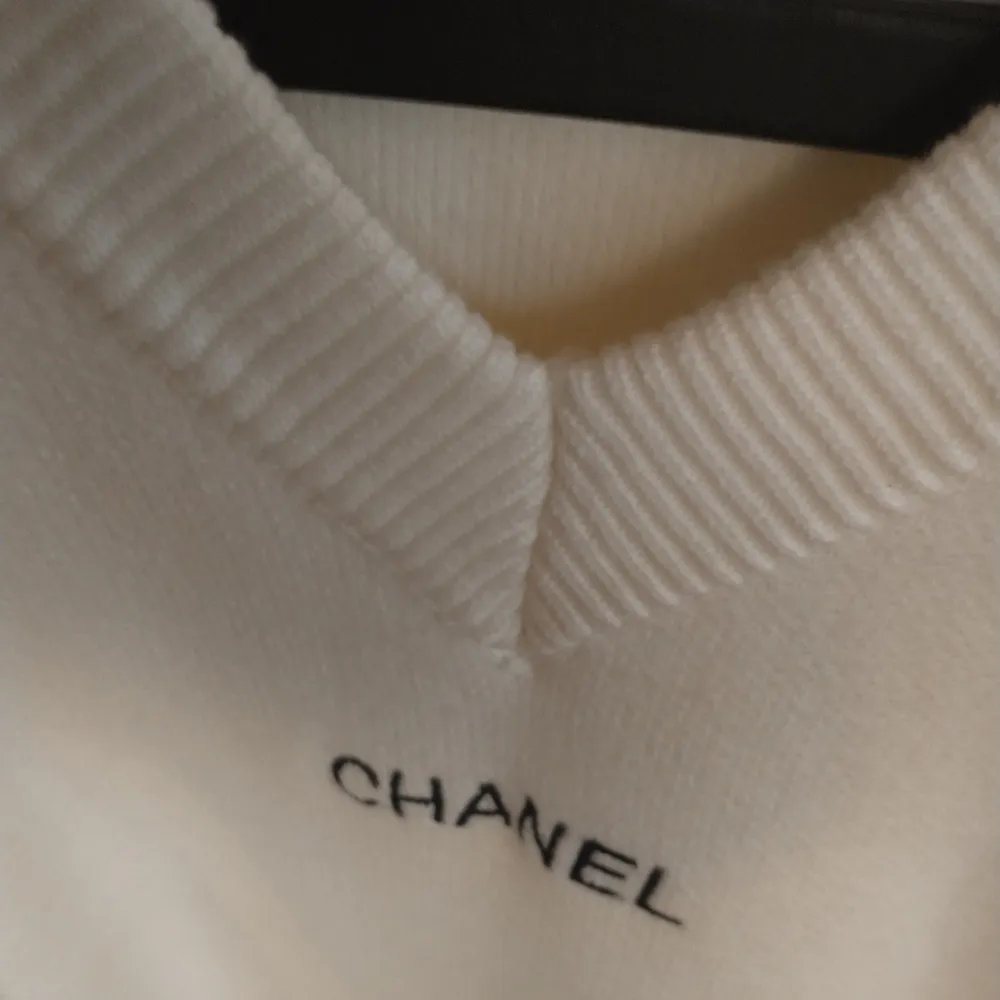Helt ny vintage tröja från Chanel. Logga på båda armarna. Passa S-L beroende på hur man vill att den ska sitta. . Tröjor & Koftor.