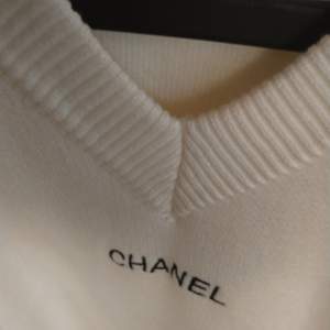 Helt ny vintage tröja från Chanel. Logga på båda armarna. Passa S-L beroende på hur man vill att den ska sitta. 