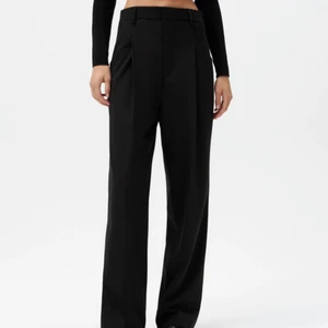 Svarta kostymbyxor FULL LENGH zara - Säljer helt nya svarta kostymbyxor i full lengh från Zara. Prislapp kvar endast testade. 