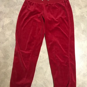 Mjukisbyxor - Röda mjukisbyxor från Cubus. Strl: M passar S. Snöret är borta