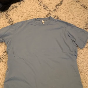 Blå tisha  - Blå tisha som passar en S! För mer bilder eller info, skriv!!