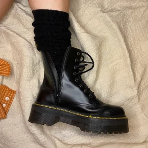 Dr. Martens JADON 🔥 - 🔥 Dr. Martens JADON strl. 39 🔥  sparsamt använda - sulan i fint skick. Vid köp fraktar jag samma dag 📦 går också att plocka upp i Sthlm city/söder