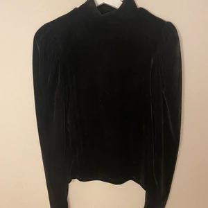 Carin Wester, blus i sammet  - Blus från Carin Wester i sammet med en liten puffärm och polokrage. Stl. 34 