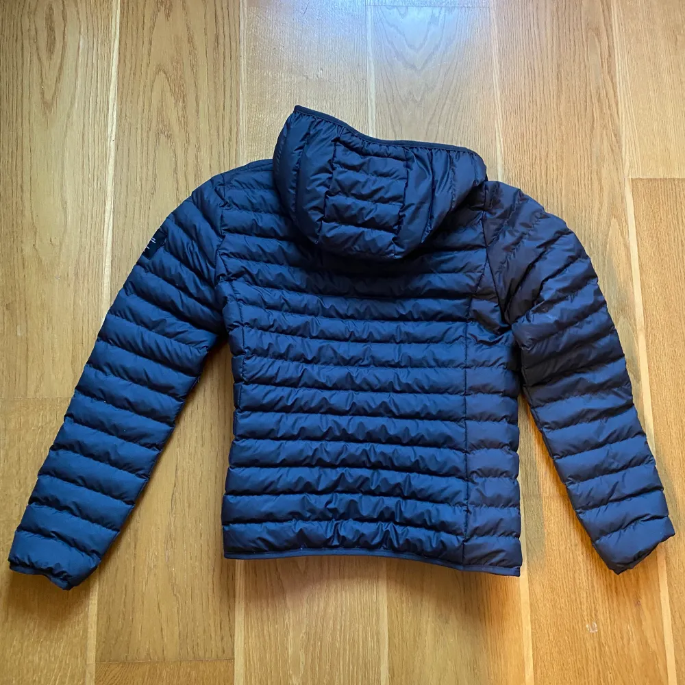 Asphalt grey short lightweight puffer jacket from an eco friendly brand Ecoalf. Barely worn. Runs little bit small and I feel restricted in movement so I am giving away. Measurements: shoulders 40cm, chest (under arms) 44cm, length 59cm, arms length: 60cm.  You can view it here: https://ecoalf.com/en/jackets-and-coats/2120230-9592-asp-jacket-woman#/7-talla-l. Jackor.