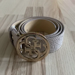 Guess bälte - Ljusrosa guess bälte i storlek S, inte använt men haft i ca 3år . Leverans- swish, frakt kostnad varierar, mötas Lund/malmö.     Pris kan diskuteras 