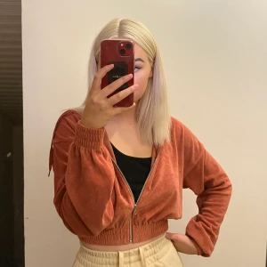 Croppad hoodie  - Färgen är lite mörkare i verkligehten och materialet är som en handduk. 