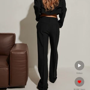 NAKD X Hanna Schönberg kostymbyxor - (Bilder lånade från NAKD). Säljer dessa svarta kostymbyxor från NAKD i storlek 36. Byxorna är aldrig använda utan endast provade. Säljes då de är för stora för mig. Nästan alltid slutsålda på hemsidan. Nypris 499kr