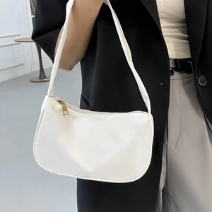 Väska - Jättefin simpel vit handväska🤍  Ny!!! Aldrig kommit till användning.. Frakt ingår!! 🌥                  (inte mina bilder)