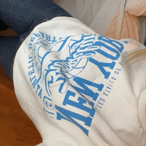 Sweatshirt med tryck - En jättefin sweatshirt! Från Gina tricot. Säljer då den inte kommer till användning