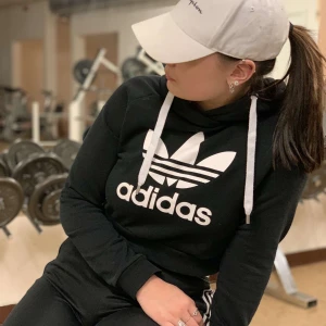 Adidas hoodie - Du hittar mer information på vår instagram, @Uniwear_uf💕(svarar både här och i dm)
