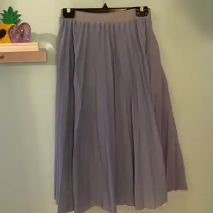 En jättefin ljusblå kjol från Reserved. Kjolens färg syns bäst på bild 2. Frakt tillkommer