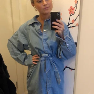 Lång jeansklänning! - Väldigt fin lång jeansklänning, från hm! Storlek S