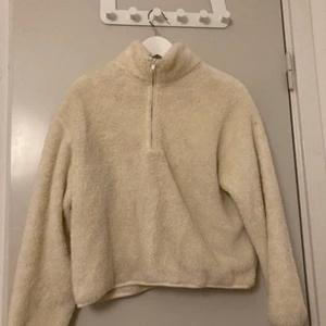 Fluffig tröja - En fluffig tröja från H&M, ej använd så mycket och har en dragkedja ner till under brösten ungefär. 