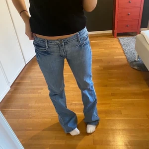 Lågmidjade jeans  - Lågmidjade jeans köpta här på Plick. De passade tyvärr inte mig så säljer vidare. Inte mina bilder (hon på bilden är 164). Lite slitna nedtill därav priset. <3