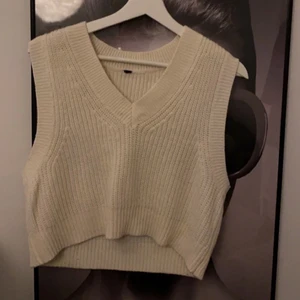 Väst  - Fin väst från hm som inte kommer till användning, passar s/m 