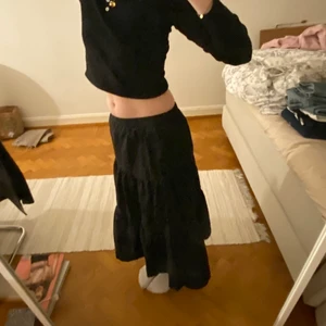 Lång svart kjol - Lång svart kjol! Söt 