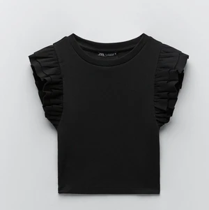 Zara volangtröja  - Såå söt topp från zara. Knappt andvänd🖤🖤 den är i storlek S/M.