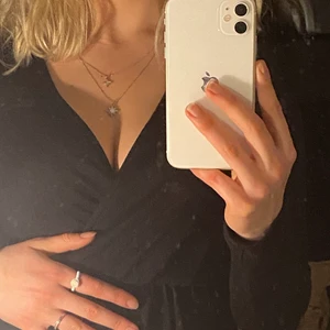 Svart tröja med urringning - Säljer pga för urringad för min smak. Nertill är det lite volanger, vilket inte syns på bilderna. Skickar gärna fler bilder vid intresse! 