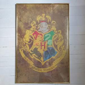 (obs ram ingår ej) Harry Potter affisch med Hogwarts vapenskåp köpt i London. Standard maxi poster storlek 61 x 91,5 cm (ungefär A1). Har en genuin vintage look men pappret i sig är i toppskick. Frakt kan bli svårt men kan mötas i Stockholm:)