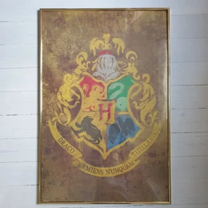 Harry Potter Hogwarts Poster/Affisch - (obs ram ingår ej) Harry Potter affisch med Hogwarts vapenskåp köpt i London. Standard maxi poster storlek 61 x 91,5 cm (ungefär A1). Har en genuin vintage look men pappret i sig är i toppskick. Frakt kan bli svårt men kan mötas i Stockholm:)