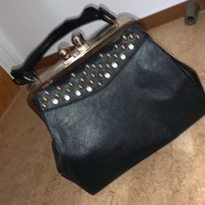 Väskor älskare  - Köpte den för länge sen och aldrig använd , ny skick . 