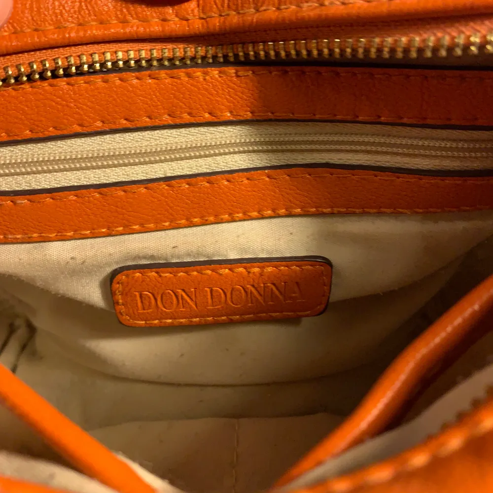 Orange. Väskor.