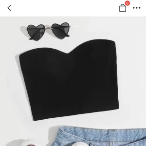 Topp från shein - I storlek xs men passar mer som en xxs.Säljer pga att den inte kommer till användning 