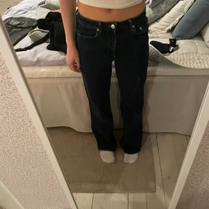 Jeans med blixtrar - Supersnygga jeans med blixtrar på baksidan. Älskar de men har för många jeans så använder inte dessa längre tyvärr. Om flera är intresserade blir de budgivning, annars 250kr exklusive frakt 