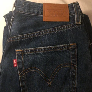 Levis jeans - Ett par mörkblåa jeans från levis i storlek W28/L30. Så snygga, säljer dessa då de ej kommer till användning. Är helt oanvända och är köpta på carlings för ca två månader sedan. Modell ”ribcage straight”. Om du är intresserad och vill ha fler bilder är det bara att skriva till mig🥰