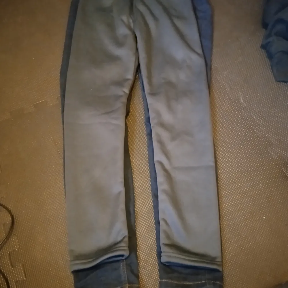 Varma och sköna byxor som är bra på om man ska se bra ut men även hålla sig varm de kostade 250 men jag säljer de för 200 . Jeans & Byxor.