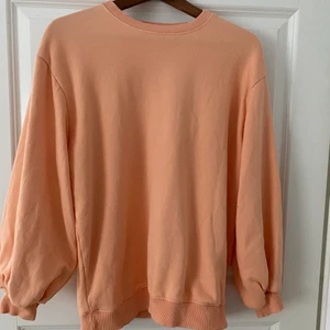 Aprikosfärgad sweatshirt - Knappt använd och storleken är M/S beror på hur man vill att den ska sitta på 
