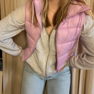 Zara väst storlek L - Detta är en rosa väst från Zara som bara använts en gång. Västen är pastellrosa och har 2 fickor. Den är ganska kort därav storleken, skulle nog säga att det är en storlek M och inte L. Betalning skrev via Swish och köparen får själv stå för frakten💗
