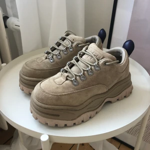 Eytys angel suede dune - Klassiska eytys angel skorna i storlek 37. Använde 1 gång, säljs pga fel storlek. Nyskick och väldigt fina. Nypris 2600 kr