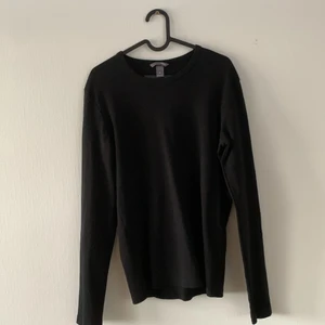 Svart basictröja - Svart långärmad tröja i 100% bomull från H&M. Väldigt fint skick och lång i ärmen. Storlek M och har en mer avsappnad passform🥰 gratis frakt💃🏼